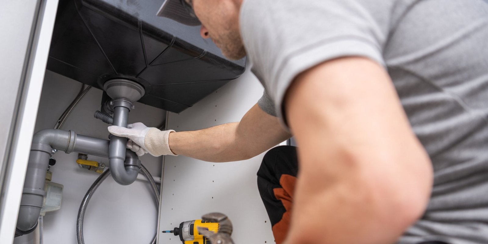 Fontanero profesional en Granada reparando fugas de agua y cambio de bañera por plato de ducha